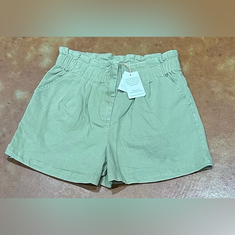 Nwt Skies are Blue denim shorts. Olive green, pockets, wide waist band w/ pleats